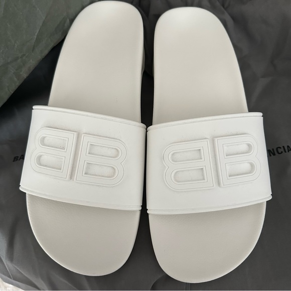 Balenciaga WOMEN'S POOL CLOG BB SLIDE SANDAL MONOCOLOR IN WHITE - Picture 2 of 15